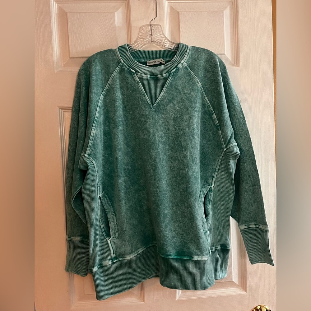 Zenana/women’s NWOT Green Crewneck Sweatshirt size S